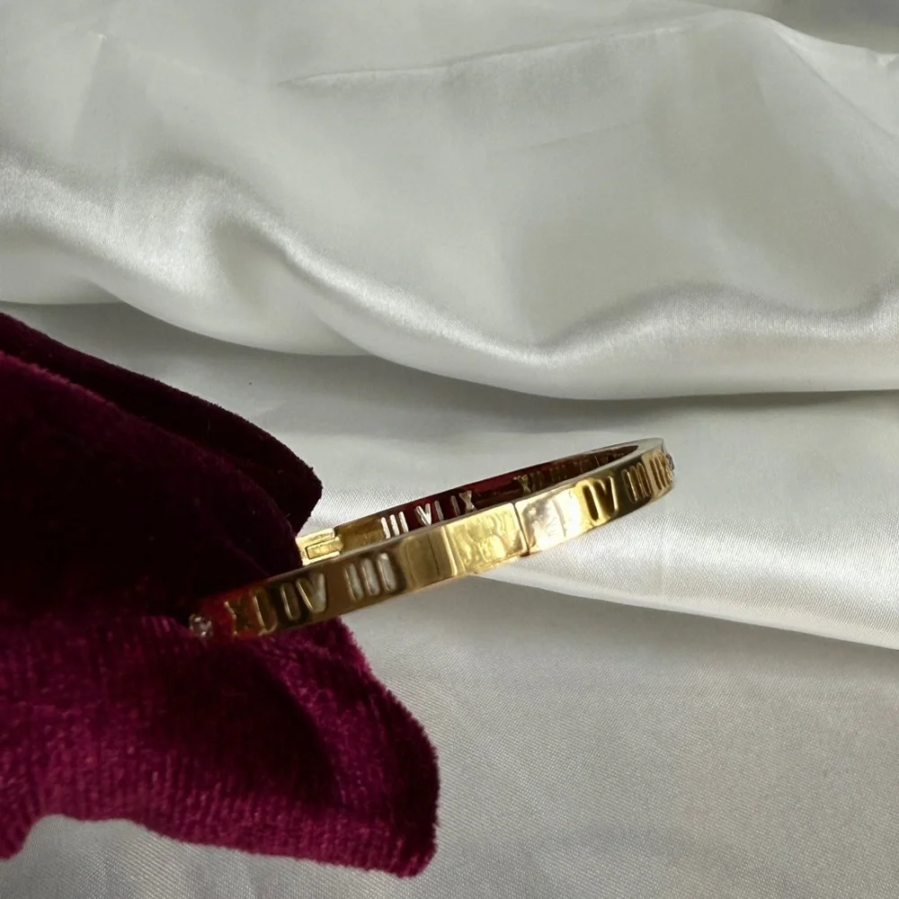 Best bracelet 
Stainless steel 
Luxury 
Roman Numeral Bracelet - Picture 10 of 13